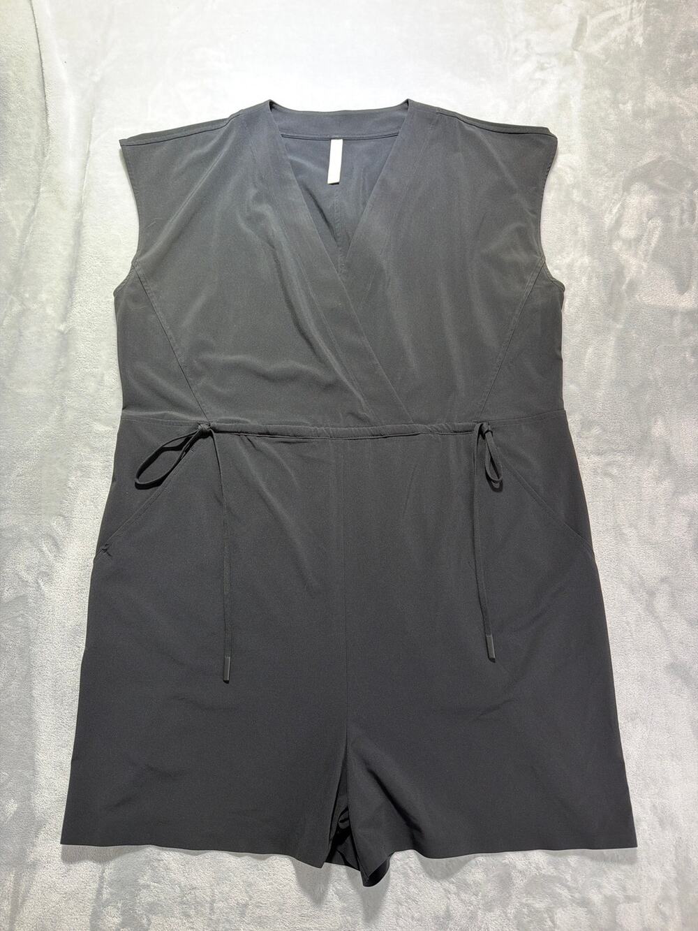 Athleta Marlow Romper Womens XL Black Gray V-Neck Drawstring Jumpsuit 558666